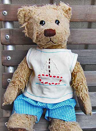 Teddy Bear in Boat stitching patterned linnen